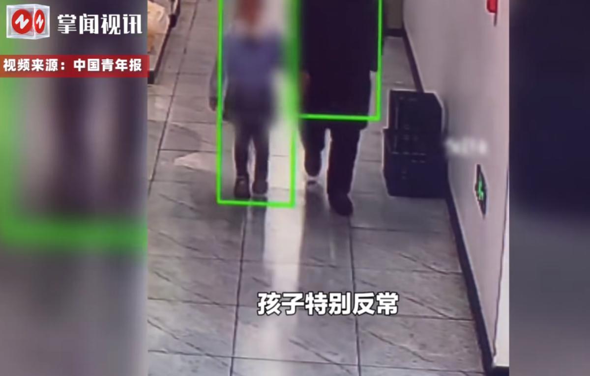 “防不胜防！”近日，辽宁大连，一小女孩在市场里玩耍时，突然被一位中年男人靠近搭讪