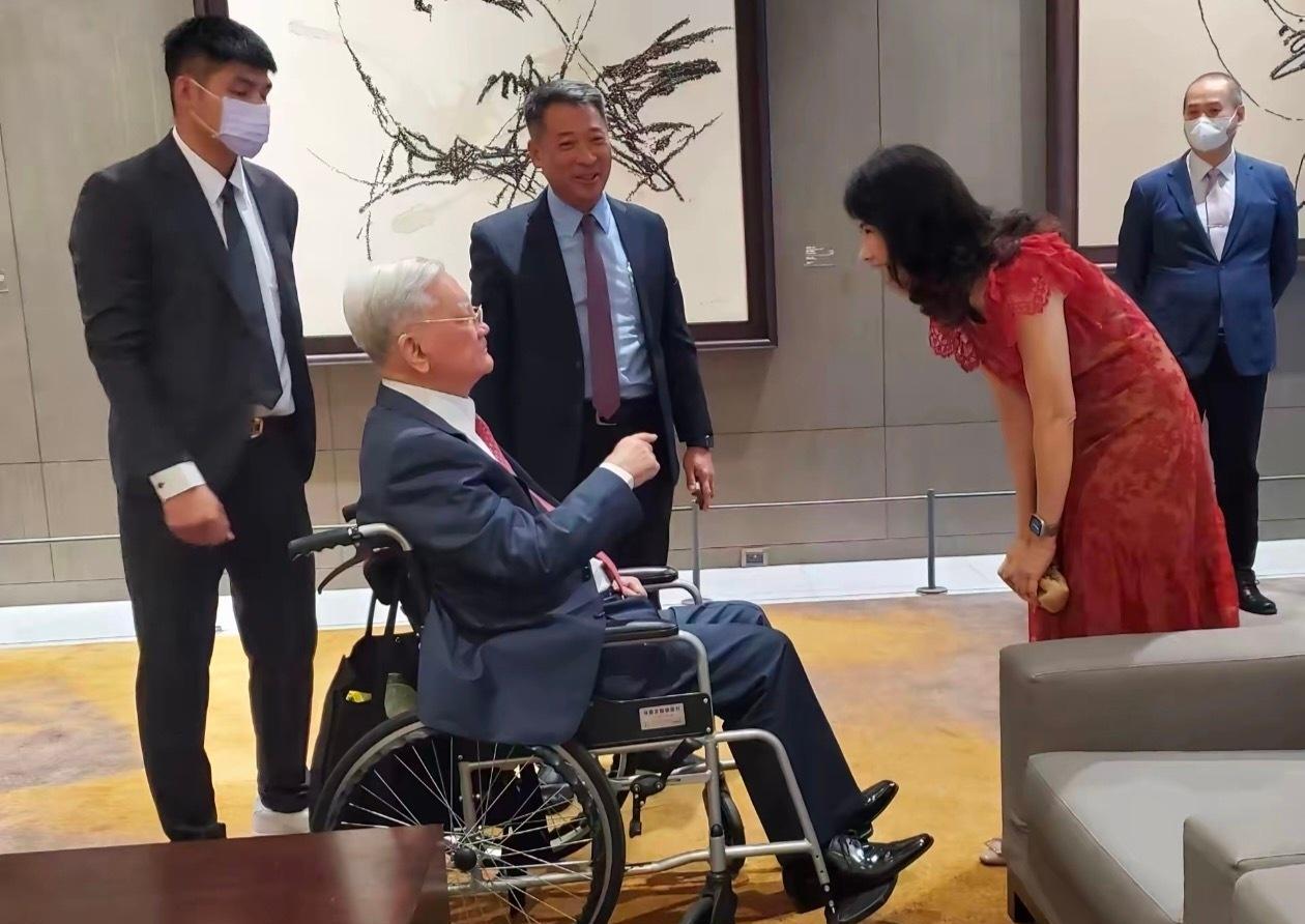 89岁，中风过，癌症熬过来了，按理该彻底退休了。但他没有。他现在出门得坐轮椅