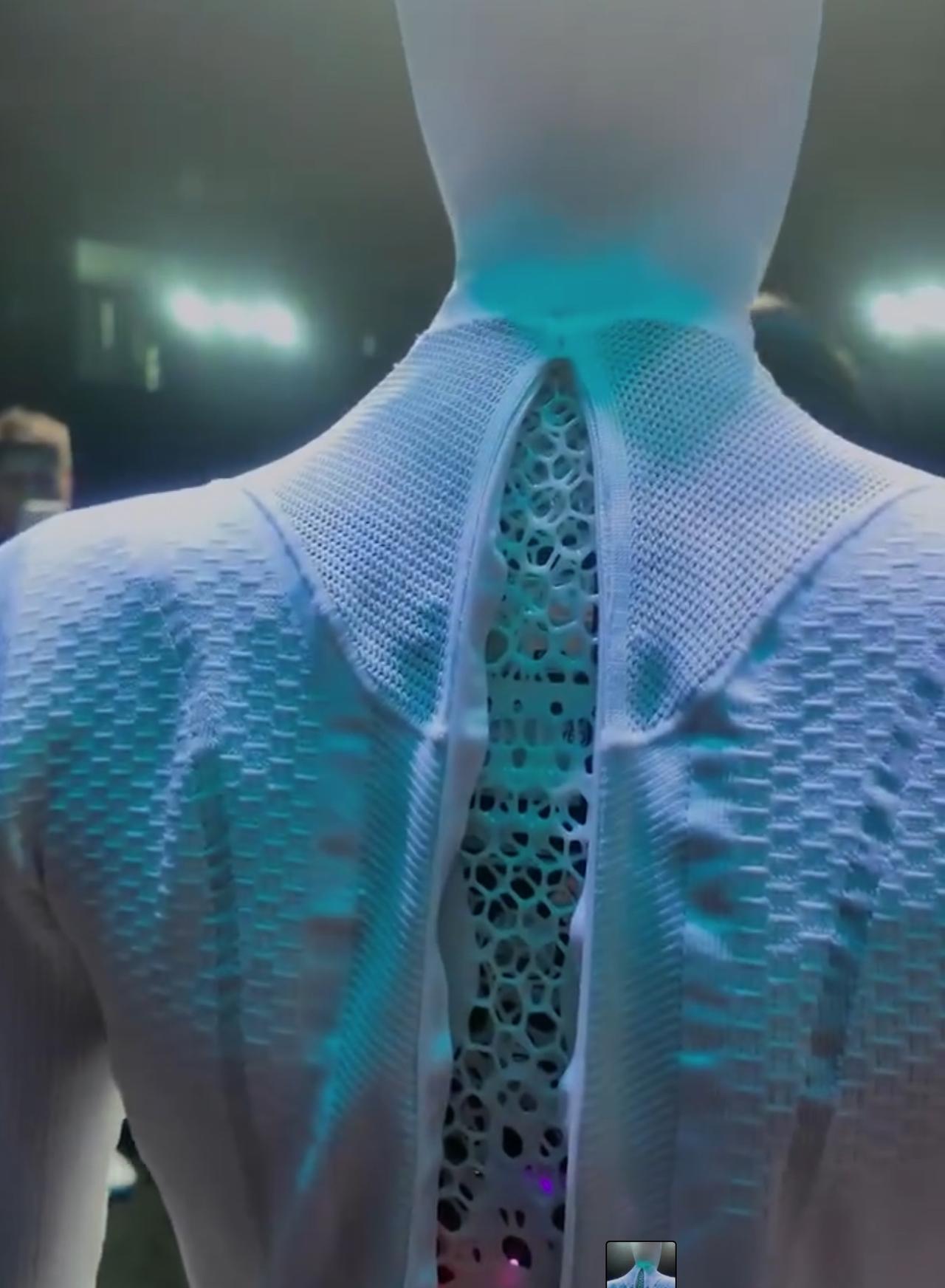 小鹏机器人是真人假扮吗一镜到底的视频，直接把机器人衣服拉链拉开了，可以看到里面没