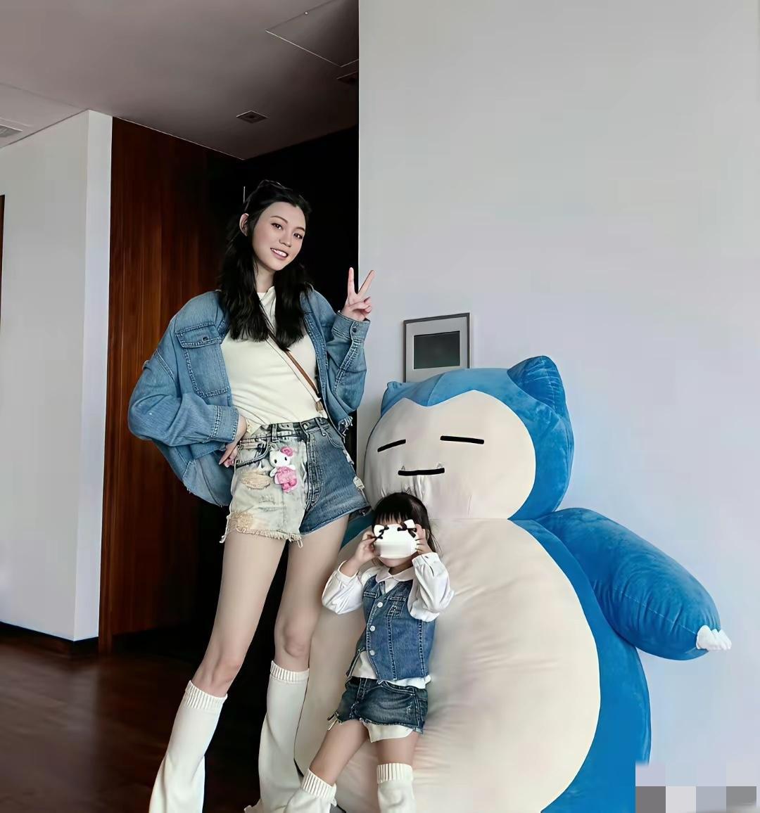 奚梦瑶的女儿完美继承了她修长的腿部线条，小小年纪便显露出优越的身形比例，未来颜值