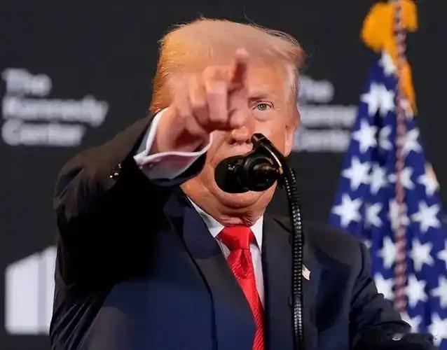 1月9日白宫东厅那场会面，我看完新闻都惊了！特朗普坐在主位，面前摆着17家石油巨