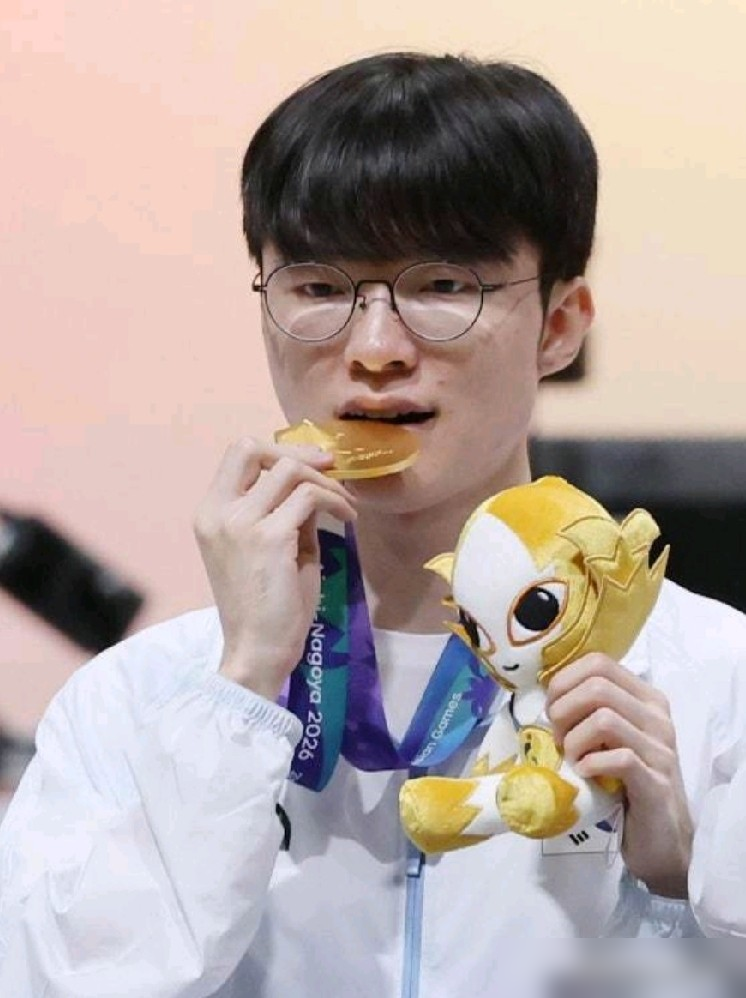 身价上亿美金的人，每个月从国家手里领1500块人民币的运动员津贴。韩国规定，亚运金牌能折算积分，达标