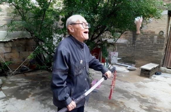 一天，一个日本人来到中国，慕名找到中国的一位老人，要出三千万买老人手里的一把刀，