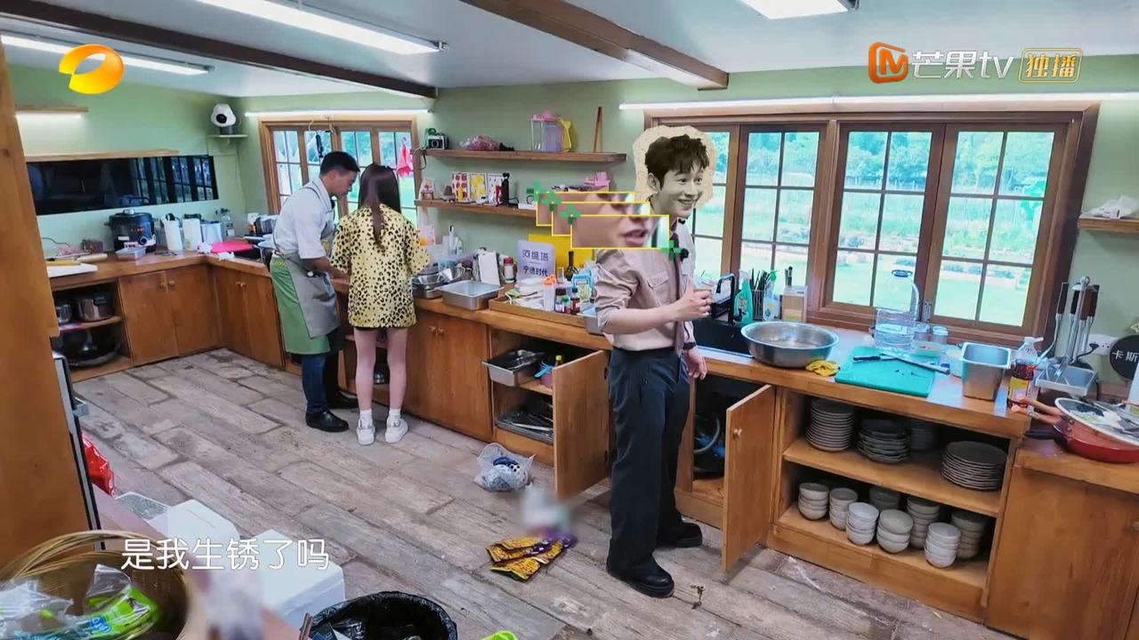 黄晓明这个应激反应，让王俊凯和姜妍无法接话，黄晓明愣在原地。王俊凯切折耳