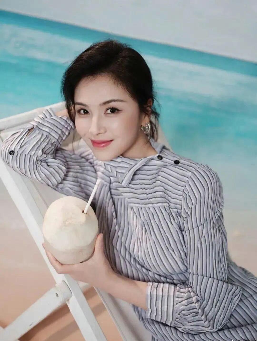 哇塞！47岁的刘涛最新写真来咯！瞧瞧这状态，美得那叫一个耀眼！岁月这把“刀”反而