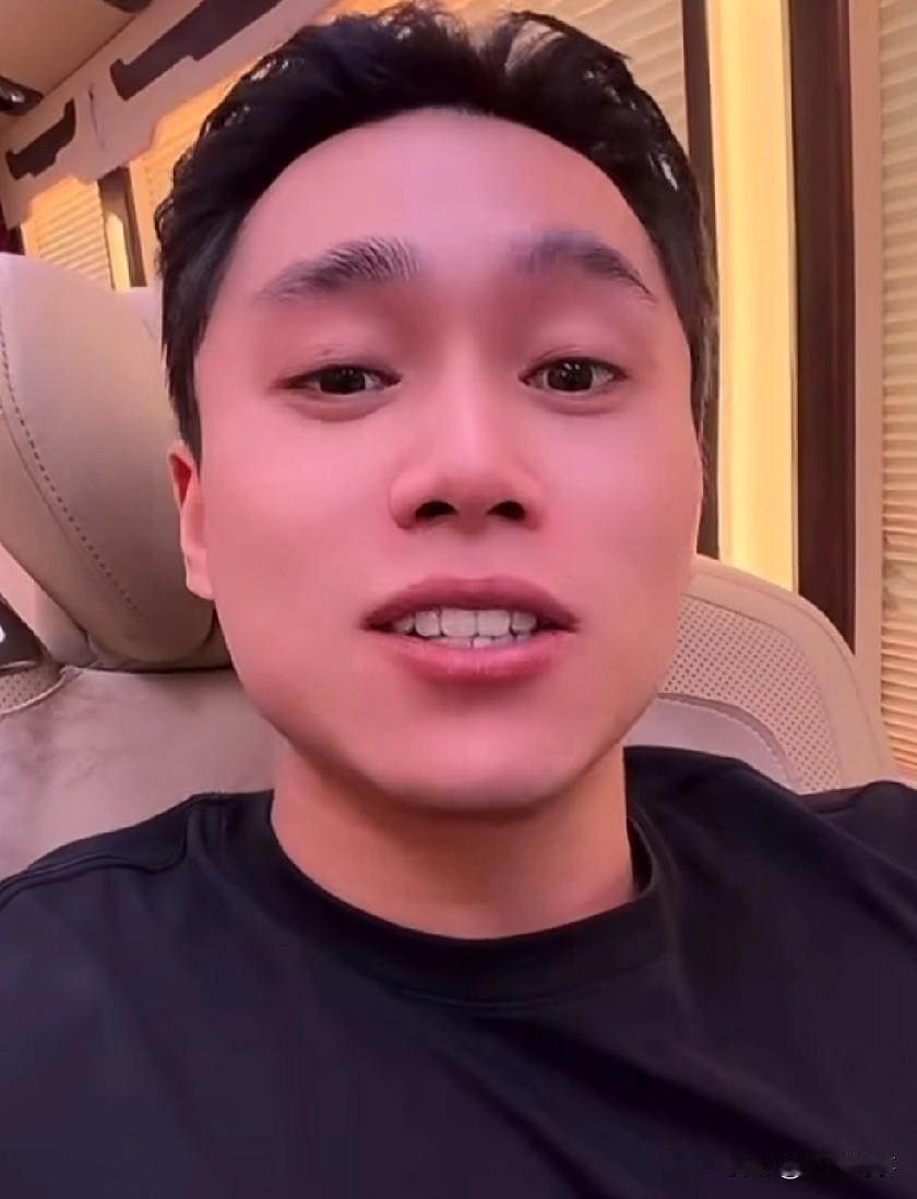 刘二狗回忆起当年和散打哥的经典PK往事，直言这段经历最值得回味。他说当年散打哥