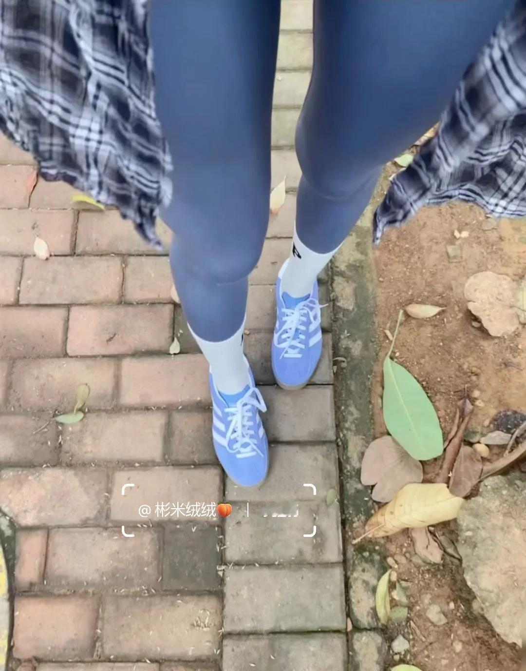 瑜伽裤和蓝色德训鞋绝配ootd～坚持运动打卡～最近太忙了，舞蹈室的门都没摸到