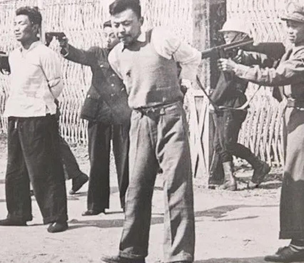 1941年，河北某地。敌人把宋更新拖到野外，一枪、两枪、三枪——其中一枪直接