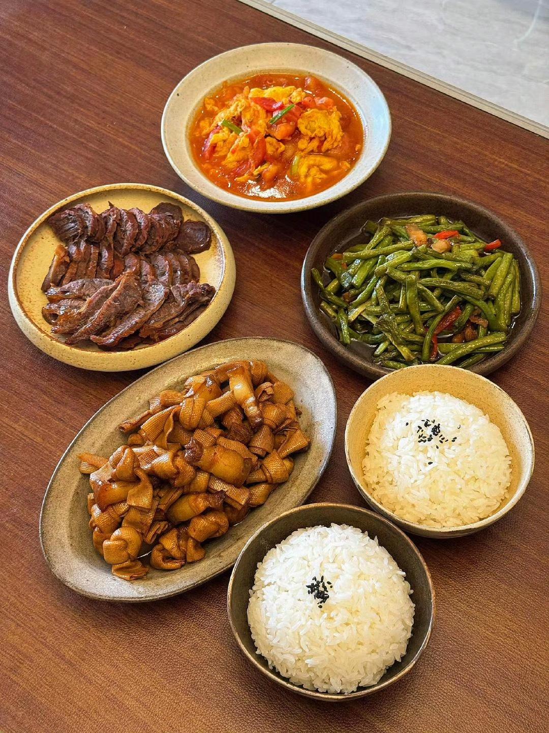 味道里都是满足,饭碗里藏着安稳。​​​日常家常菜搭配大米饭配家常菜