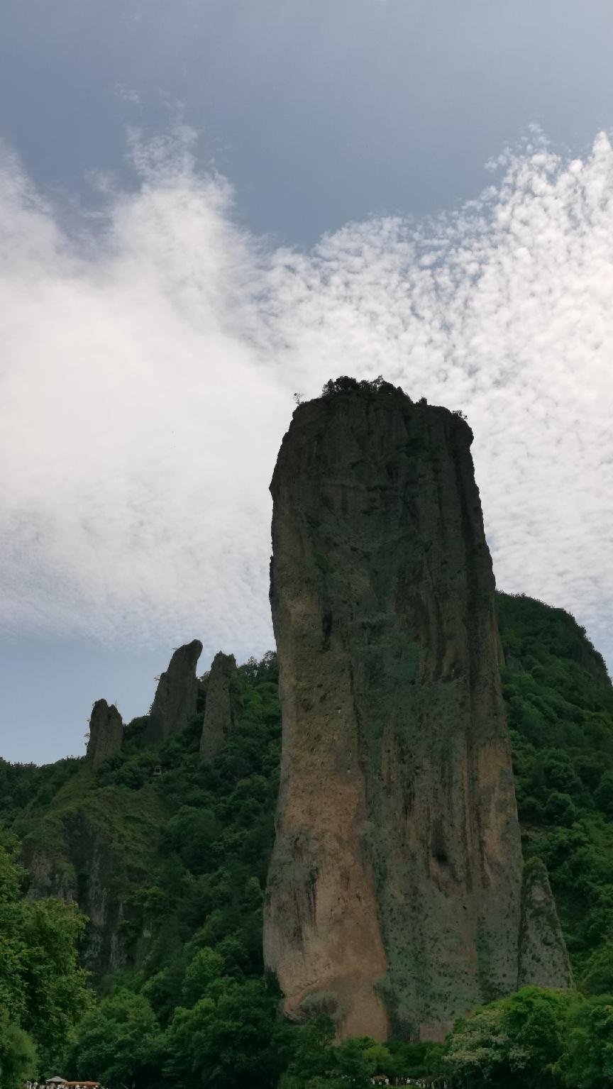 上联:天上浮云无定所下联:心中柔情何处依(图片采自网络，侵则立删)
