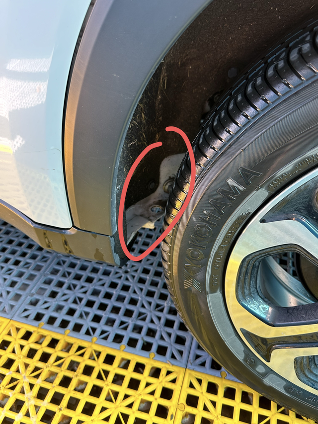 挡泥板丢失22款主驾后轮挡泥板丢失，这是出厂就没有啊还是丢了