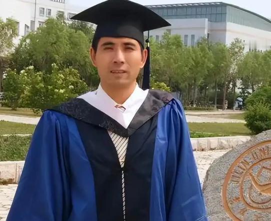内蒙古一光棍收养两个月大男婴，含辛茹苦把他养大。可就在40年后，男孩当上了武警上