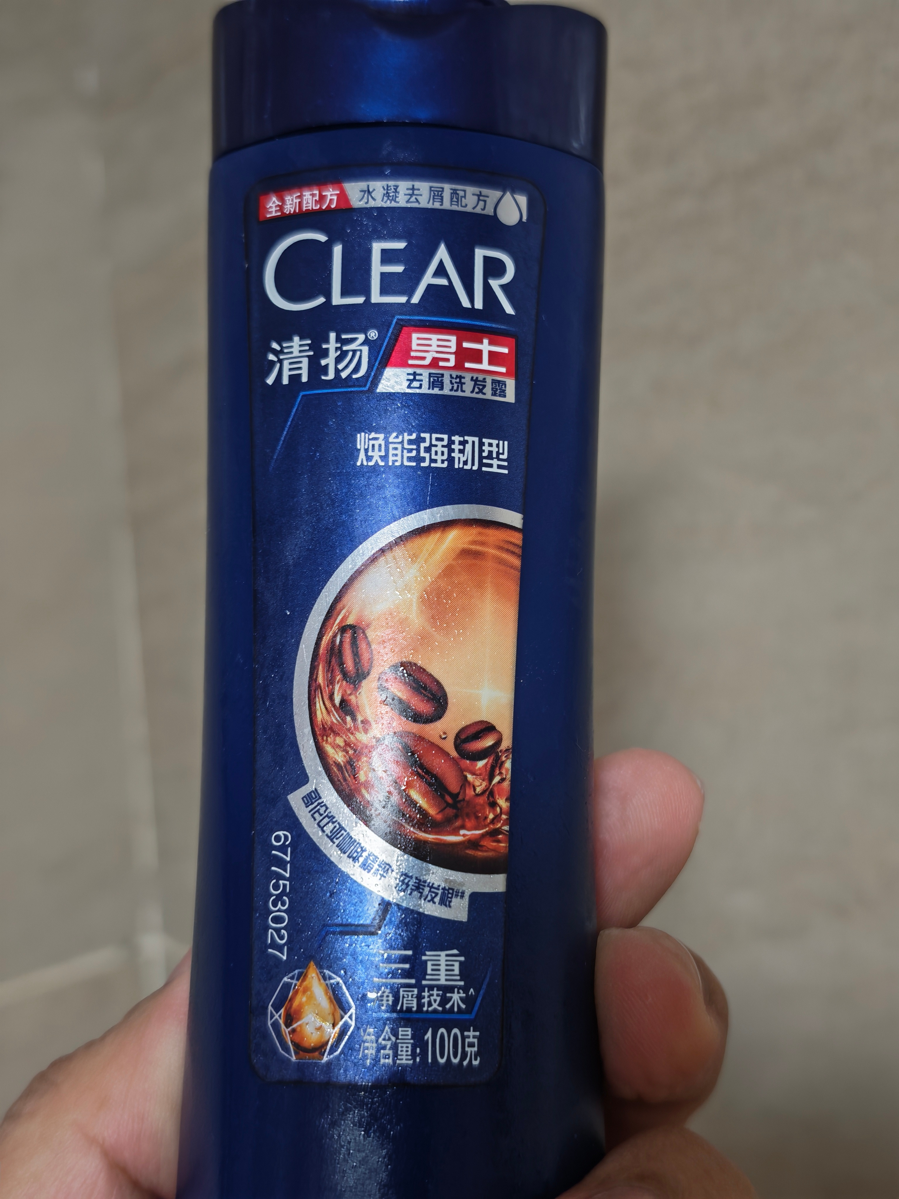 讲个男默女泪的真事。今天在茶水间打咖啡，一位女同事路过，忽然凑近问：“你把咖啡打