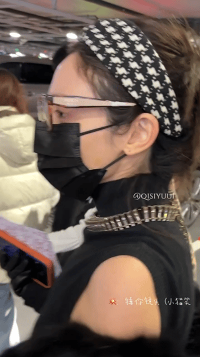 彭小苒瘦成啥样了彭小苒现在瘦得好明显，对比之前小一大圈，穿紧身裤子都松松垮垮，