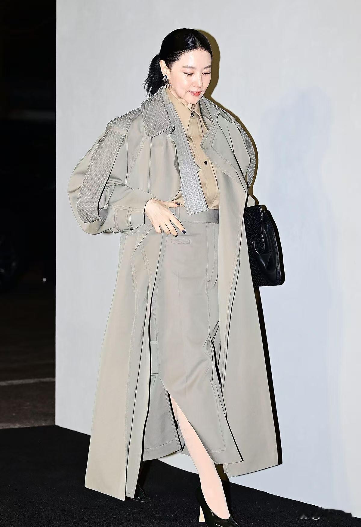 54岁李英爱增肥后大变样！穿灰色风衣+半身裙好显贵，美得像换了个人！