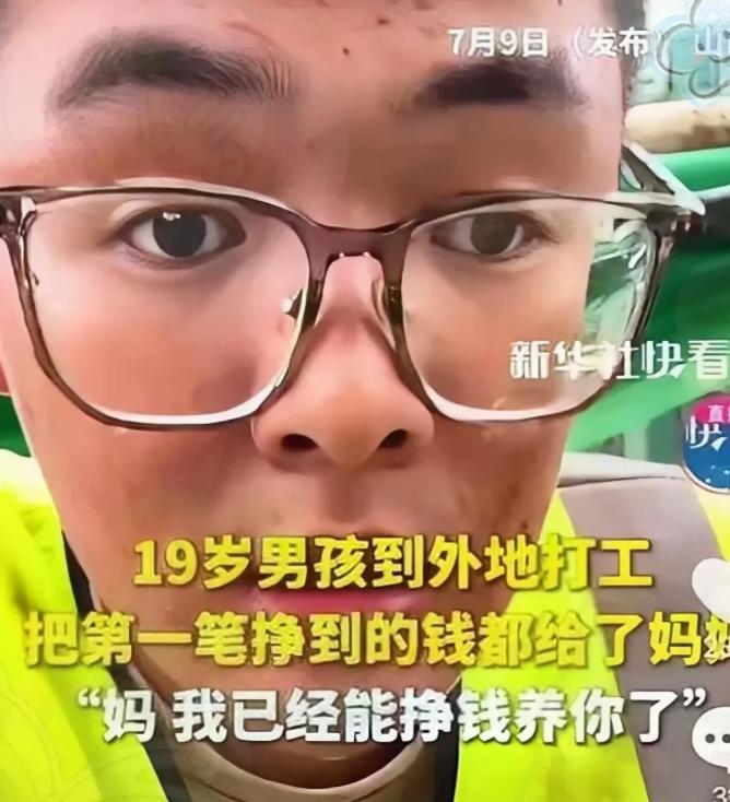 7月9日，山西，一名女子正在院子里洗衣服，一个男孩骑着电车进来了。男孩走到女子跟
