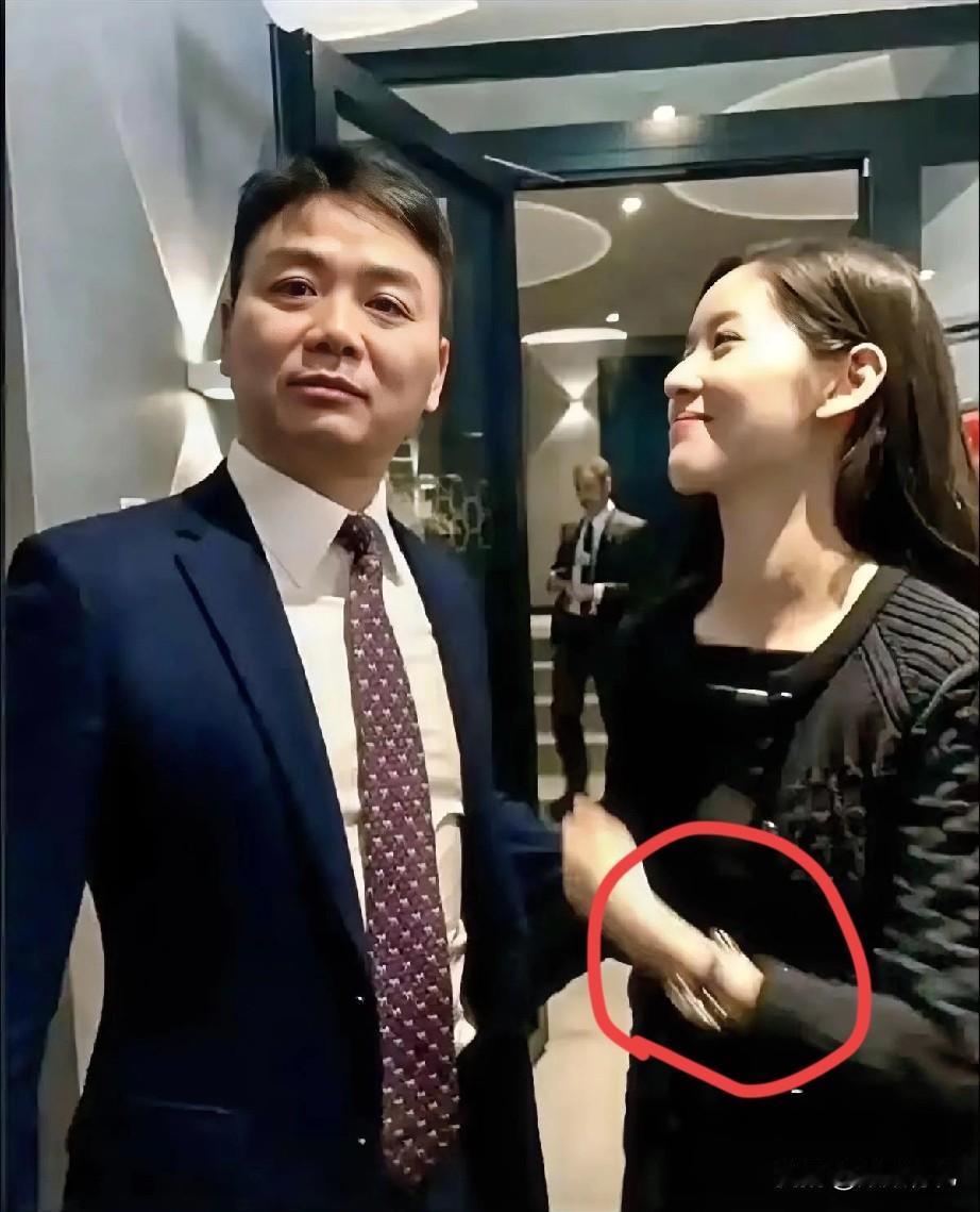 刘强东与章泽天的婚姻一直让人十分羡慕，不仅是因为两个人的家庭背景非常显赫，还因为