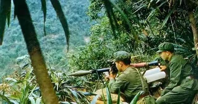 1979年，对越自卫反击战中，367团副参谋长怀疑掉队的战友是越南特工，竟不顾劝