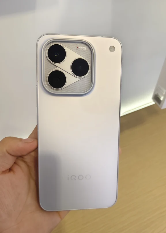 iQOO16，整体体验远超预期，完全是把旗舰配置拉满的水桶机，说说最戳我的几个点：最惊艳的绝对是这块