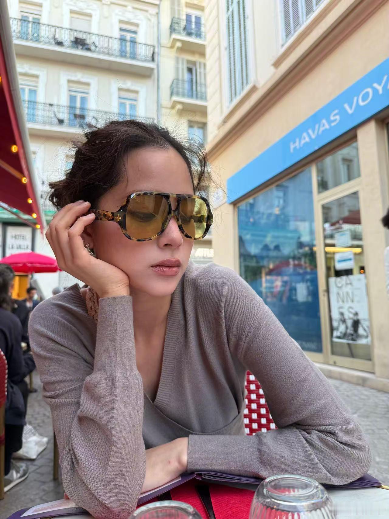 欧阳娜娜欧阳娜娜说坚持手搓太认同这个想法了，AI只能快速完成基础内容，真正藏着