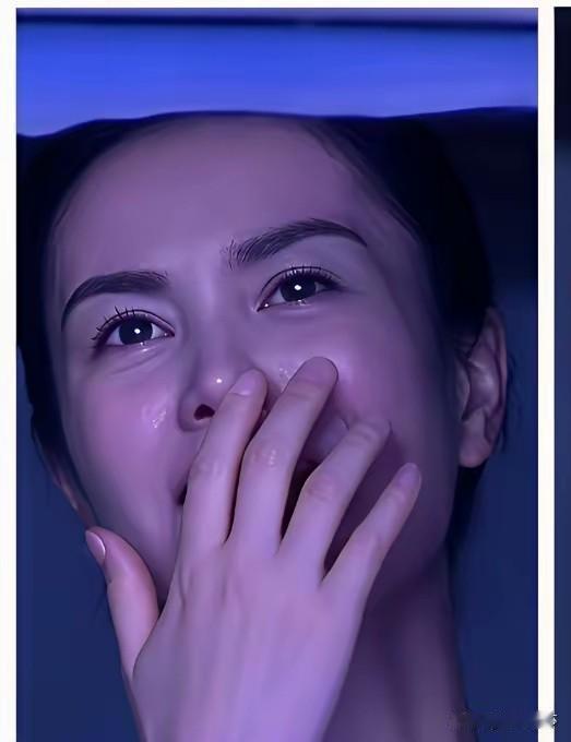 谢霆锋演唱会上他向着远处大喊我看到你了镜头给到王菲她娇羞的捂着嘴要躲开谢霆