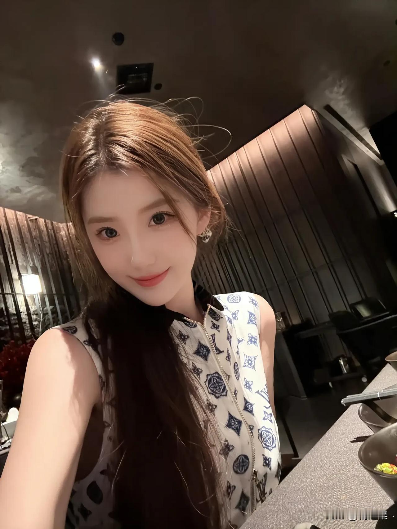 “气质迷人”指的是内在素质和外在表现综合起来的独特魅力，能让人感到舒适且被吸引。