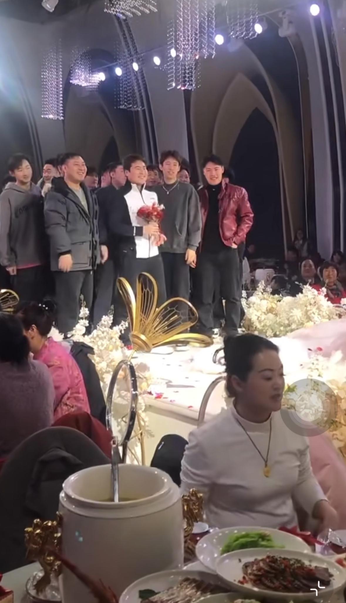 梁靖崑带着儿子参加婚礼—甜甜送上祝福，儿子当上小花童！梁靖崑最近真忙啊，又是