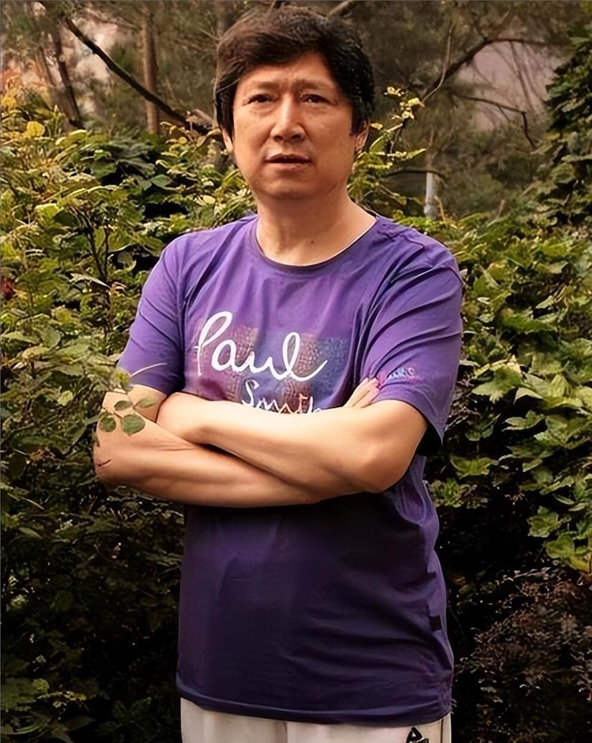 北京某家康复医院的一间特护病房里，时间像是被抽干了。床头那台营养液泵一声接一声