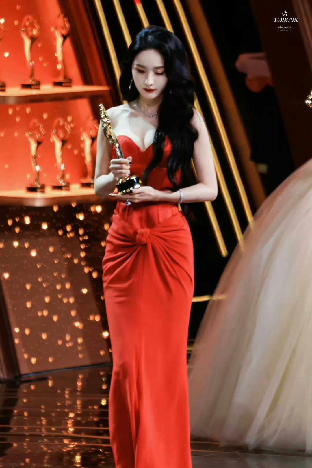 杨幂拿奖了给何晟铭跪下杨幂红色抹胸裙❤️​​​