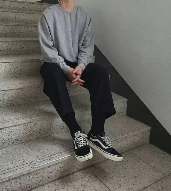 初中时因长得瘦小，经常被人欺负。一次在厕所，一个高年级的男孩子把我一个月的零花钱