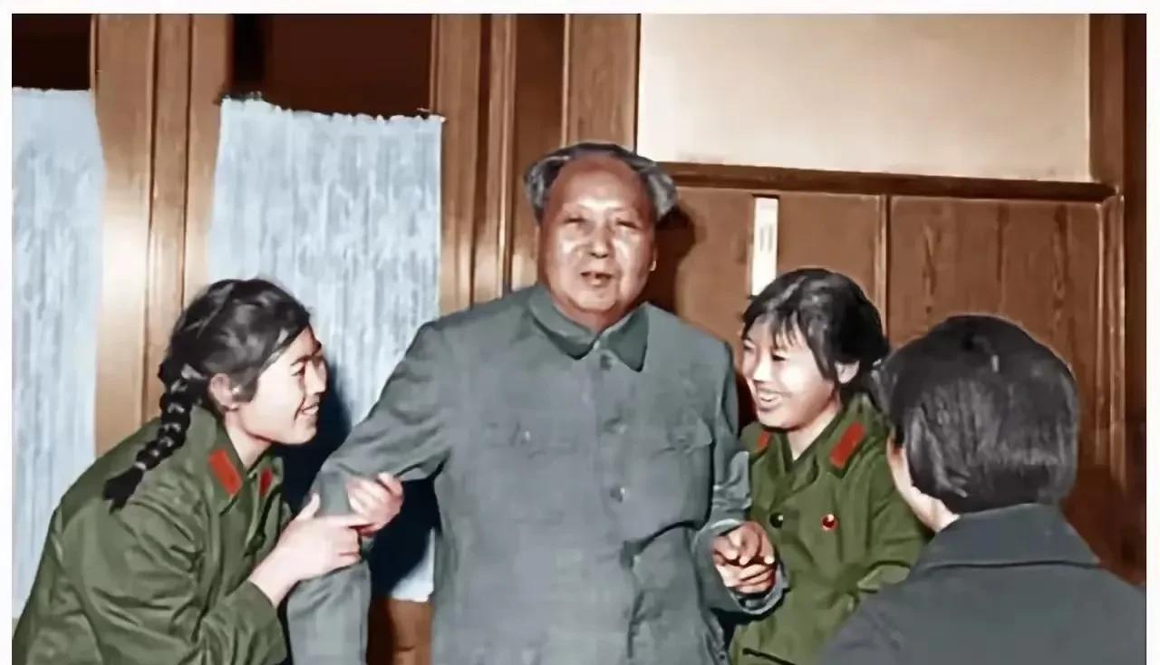 这张照片拍摄于1969年，两位女兵架着主席的胳膊，笑得多开心。主席的脸上也挂着