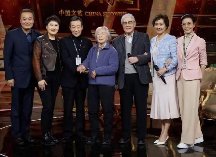 《渴望》剧组30周年重聚合照：我认出了饰演宋大成的李雪健老师，扮演刘慧芳的张