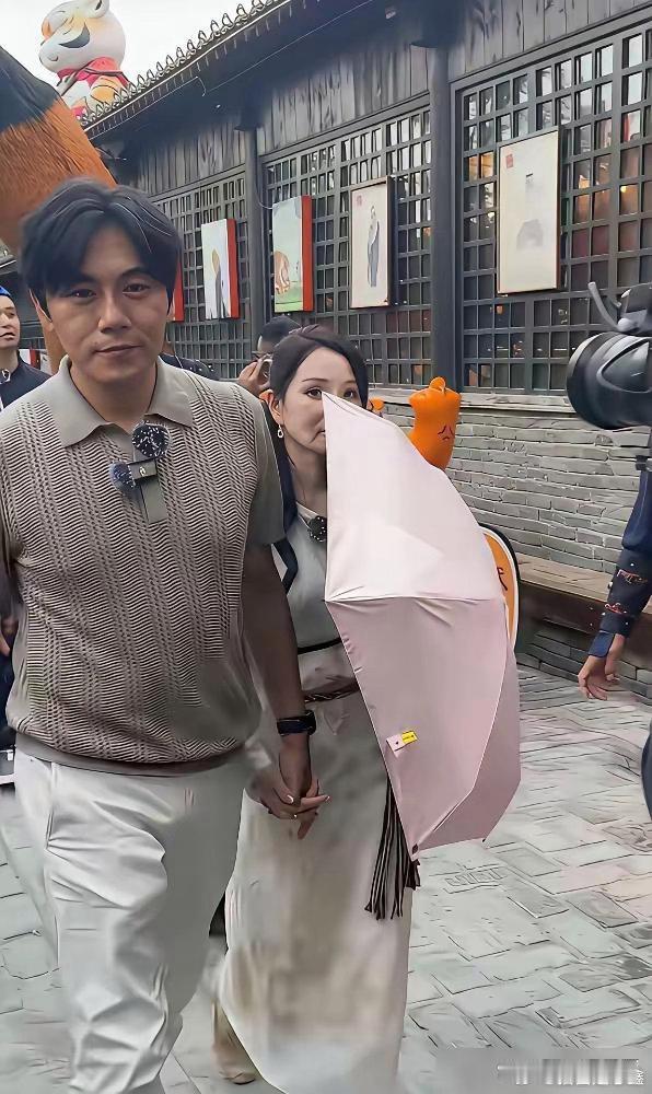 别再吹金莎真实了，她根本玩不过伊能静！我告诉你，原相机镜头前，金莎的大方是小聪明