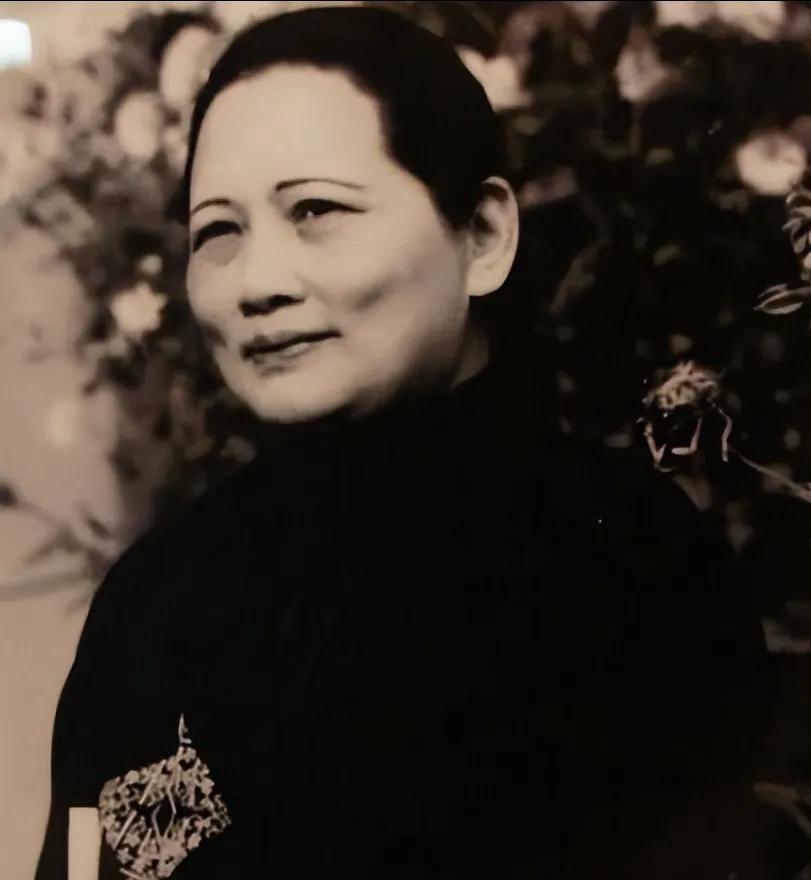 1954年，毛主席突然派人送还给宋庆龄五万美元的巨款，宋庆龄当场愣在原地，极度不