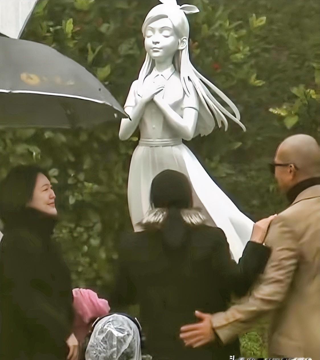 大S雕像揭幕，最让人心碎的不是S妈抱着雕像痛哭，也不是小S哽咽着唱《姐妹们的聚会