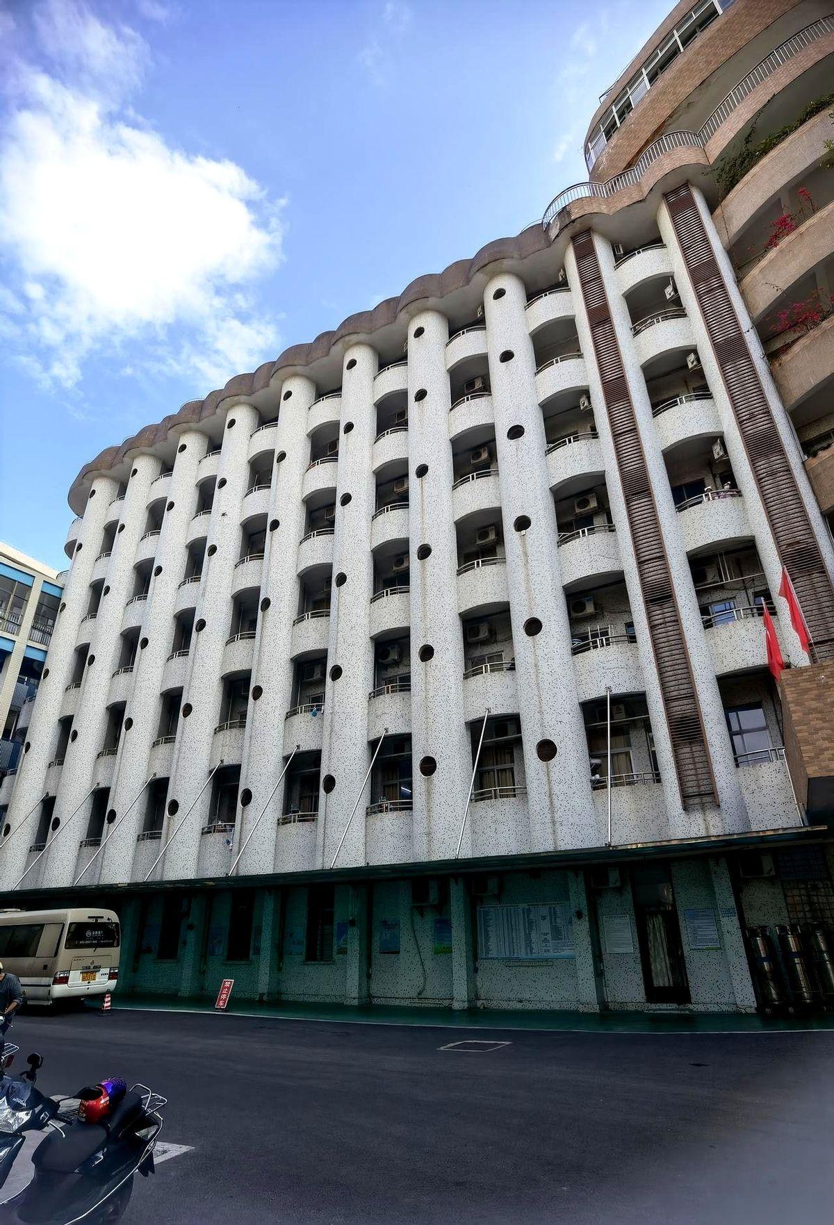 广东肇庆这栋老楼，三十多年了，路过的人都得抬头看一眼。一根根又粗又空的水泥管子