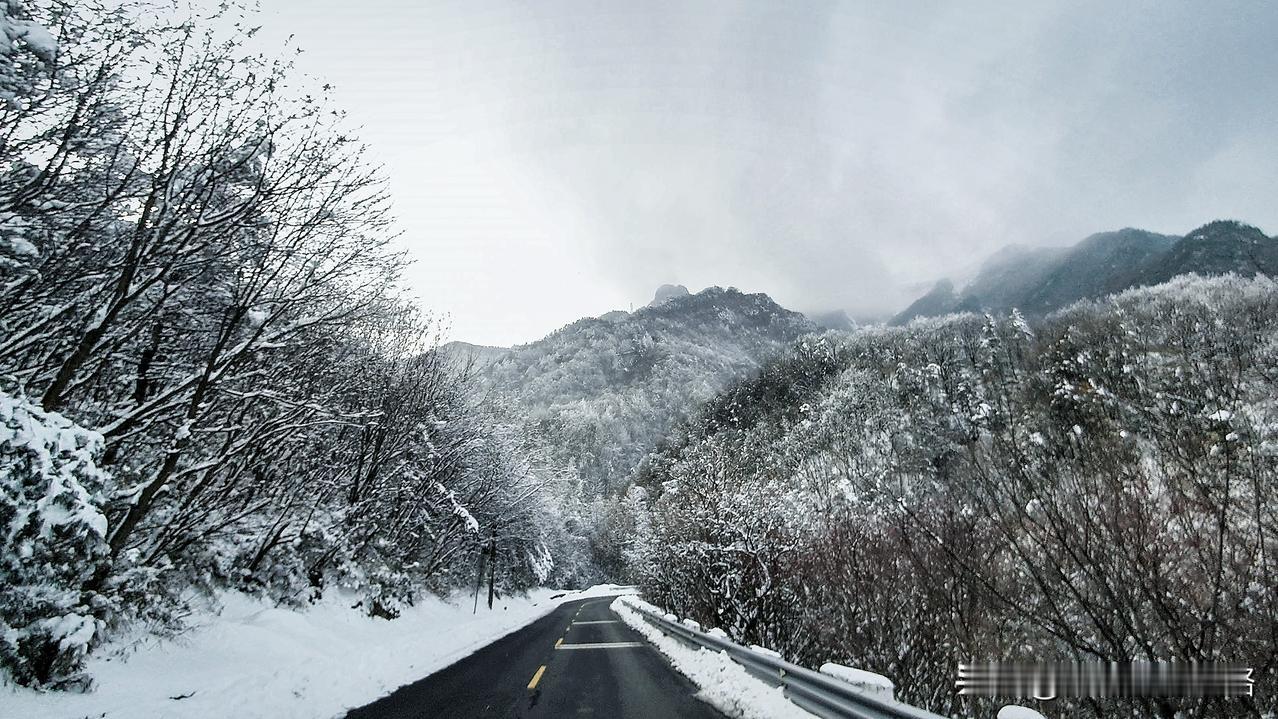 【210最后的雪你堵了吗？】今天周末去秦岭顶看雪的人估计堵美了。虽然秦岭高海拔