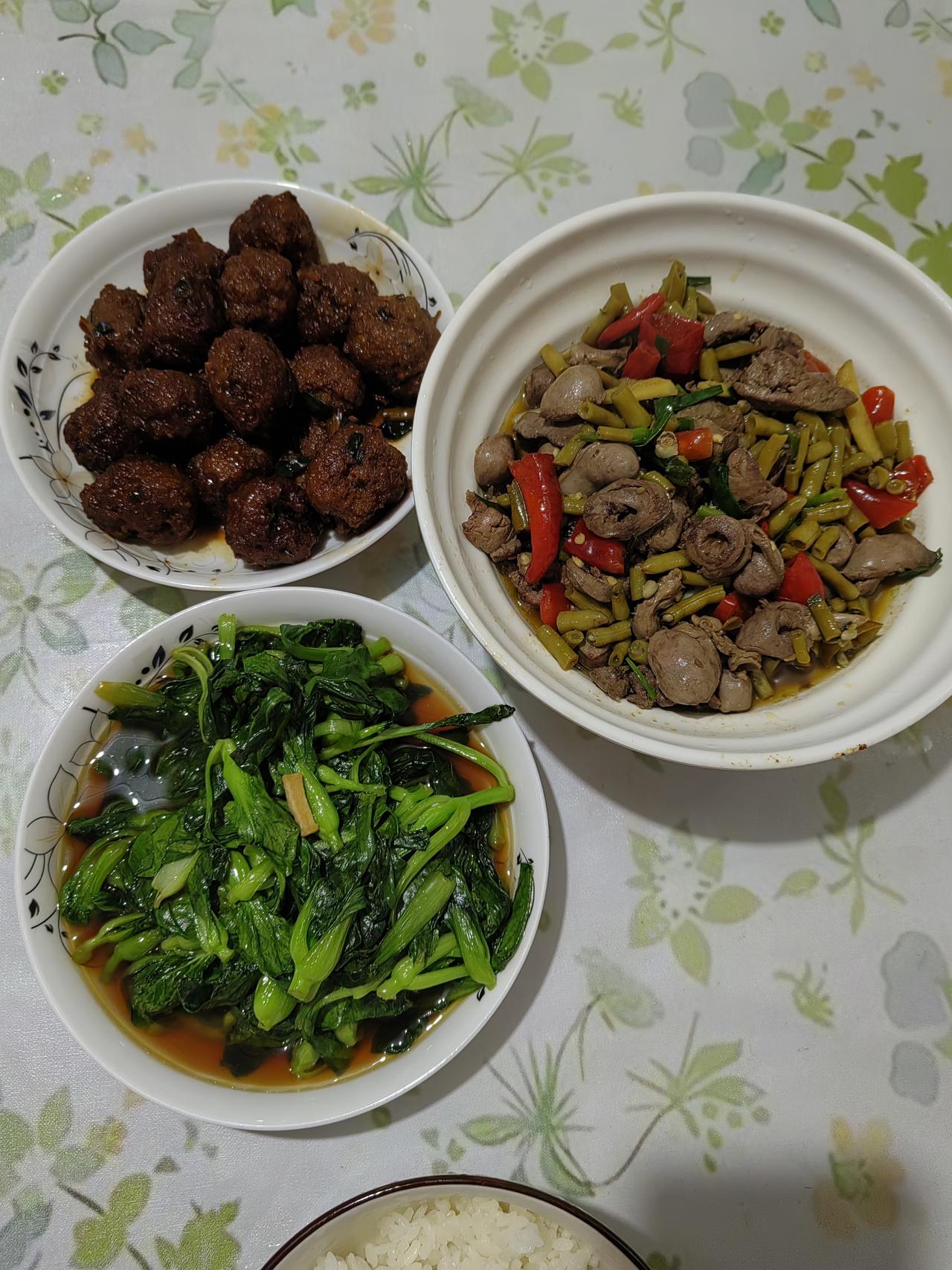 我饿的时候就想吃米饭。不喜欢吃零食。再配上下饭菜。嘎嘎香。