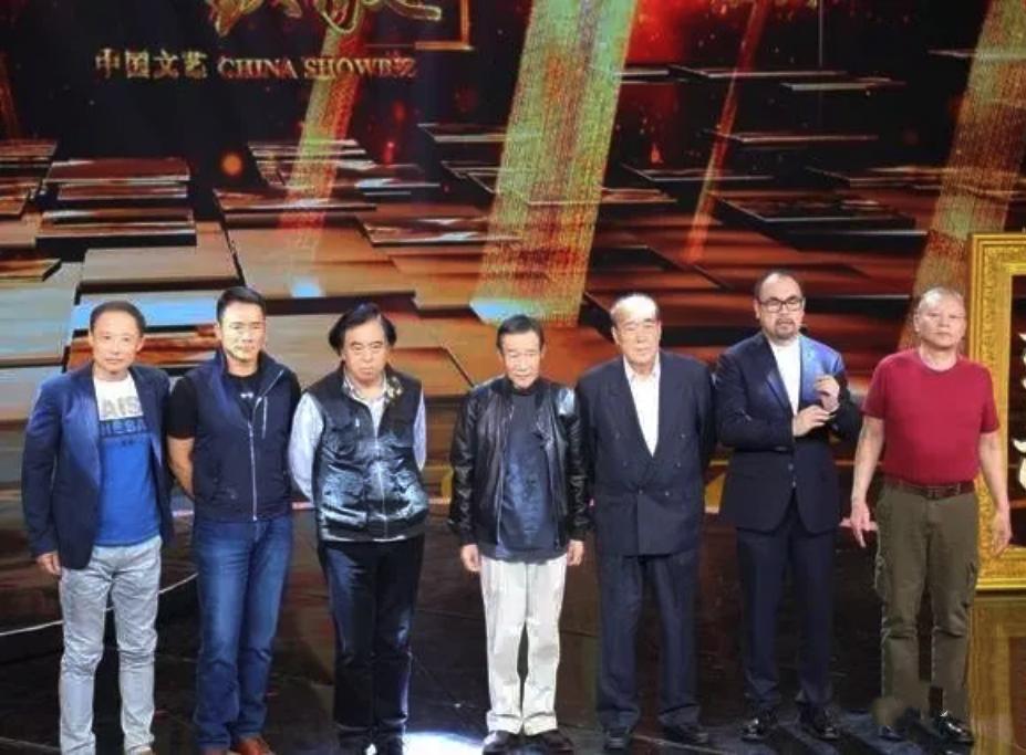 这是当年非常火爆的电视剧《水浒传》中部分演职人员多年后的合照：我认出了最左侧林冲