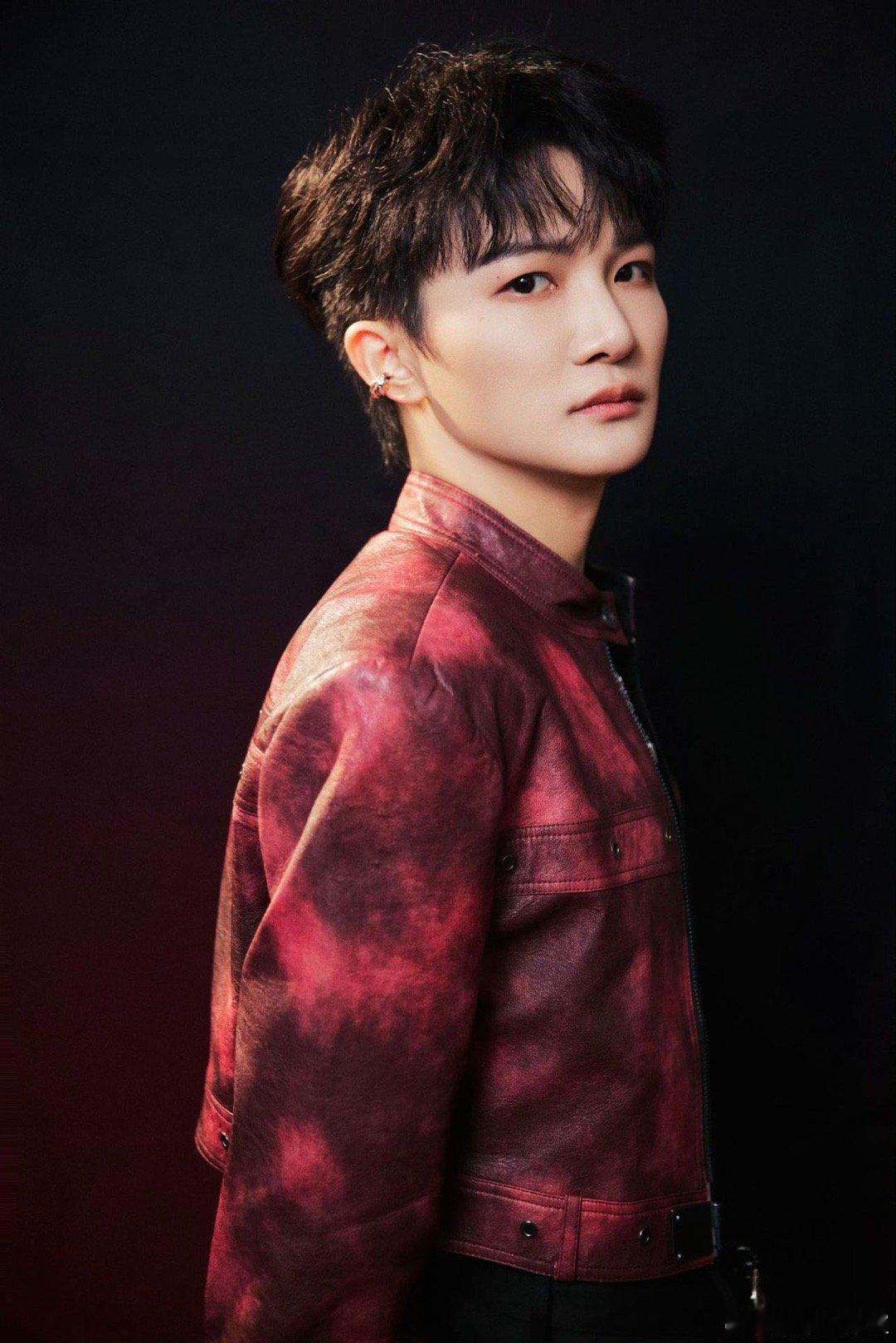 周深上一首破碎人夫下一首野猫挠人周深的曲风切换也太丝滑了！上首还在破碎人夫卑微