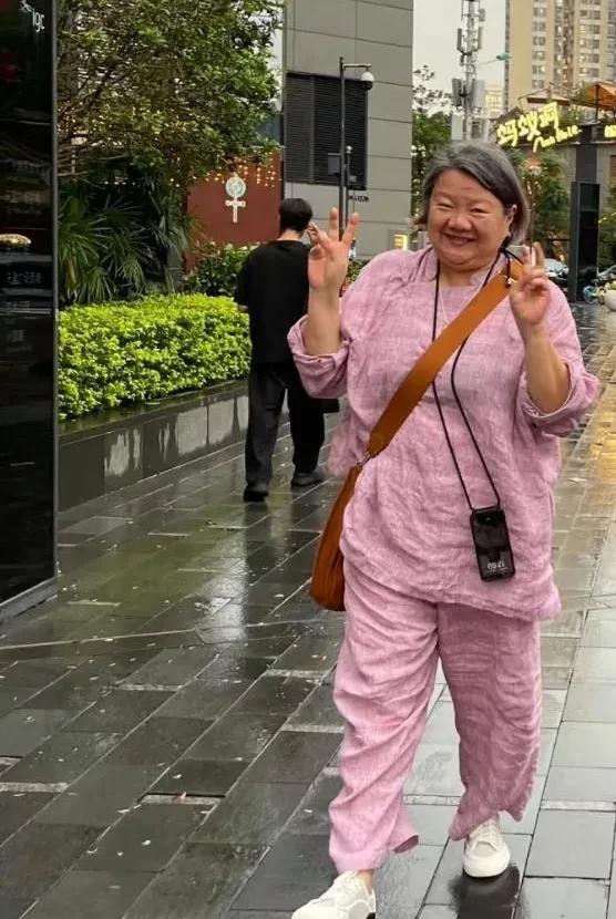 近日，曾经的名媛才女、大导演陈凯歌的前任洪晃现身广州街头，一身粉色的大妈中式连襟
