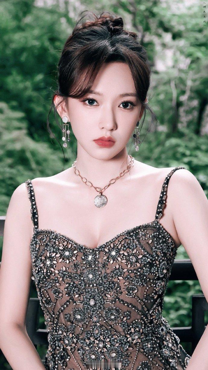 1.程潇本来头发就少，现在把后脑勺的头发植到额头，只能戴假发片，否则后边看就是