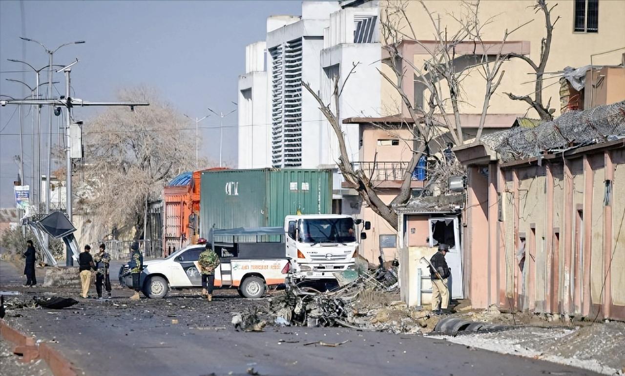 防范意识太差了，巴基斯坦俾路支省直接炸锅，俾路支解放武装玩起了多点突袭，装成老百