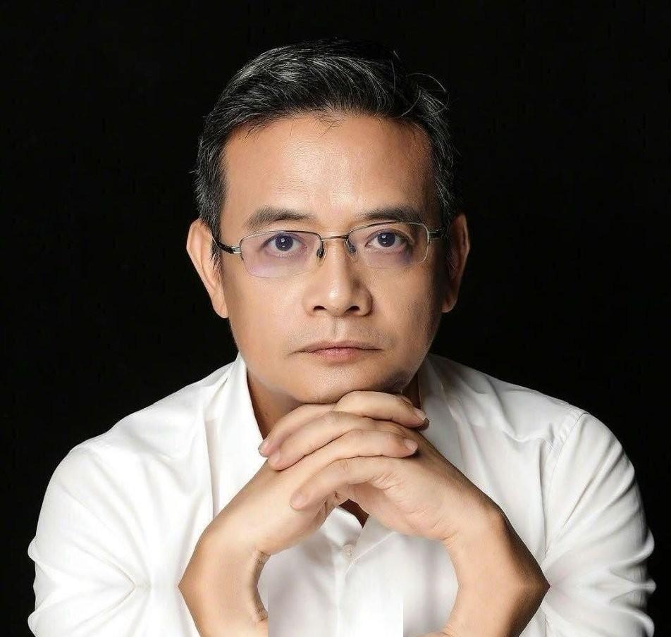 但斌转发了一则新闻，美国著名投资人GavinBaker做出惊人预判：美股七巨头里