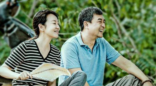 那年，闫妮和张嘉译正在片场温习吻戏技巧，突然，闫妮收嘴，俯身低下头，仔细闻了闻说