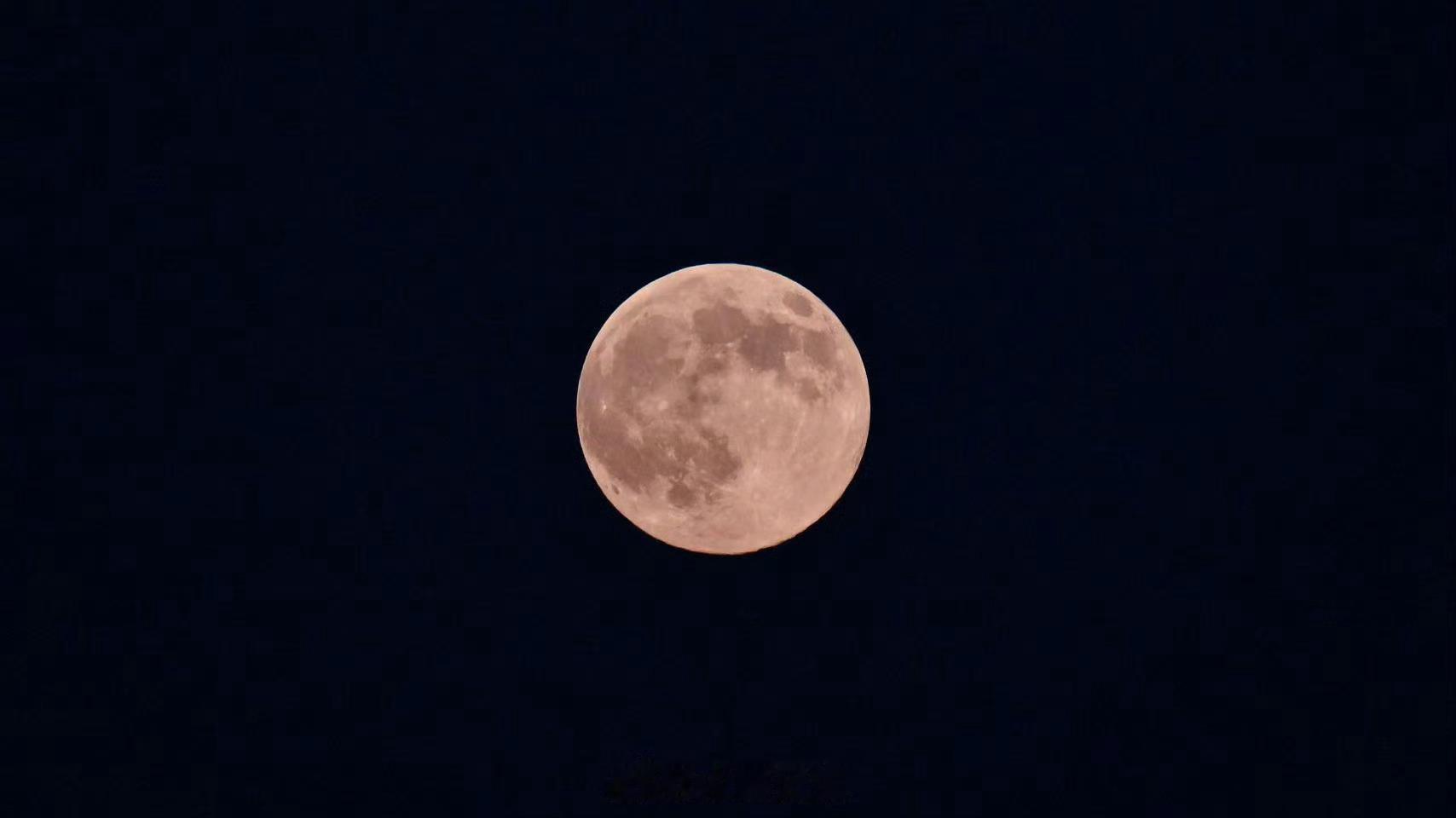 超级月亮昨儿没坚持住睡着了，你们都拍到月亮了吗？​​​