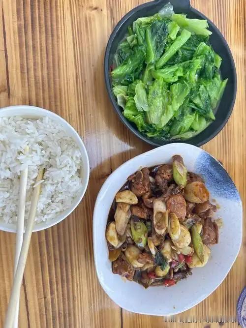 有没有人和我一样？吃饭有个怪癖。我不喜欢把任何菜夹到碗里，不管是香喷喷的红烧肉