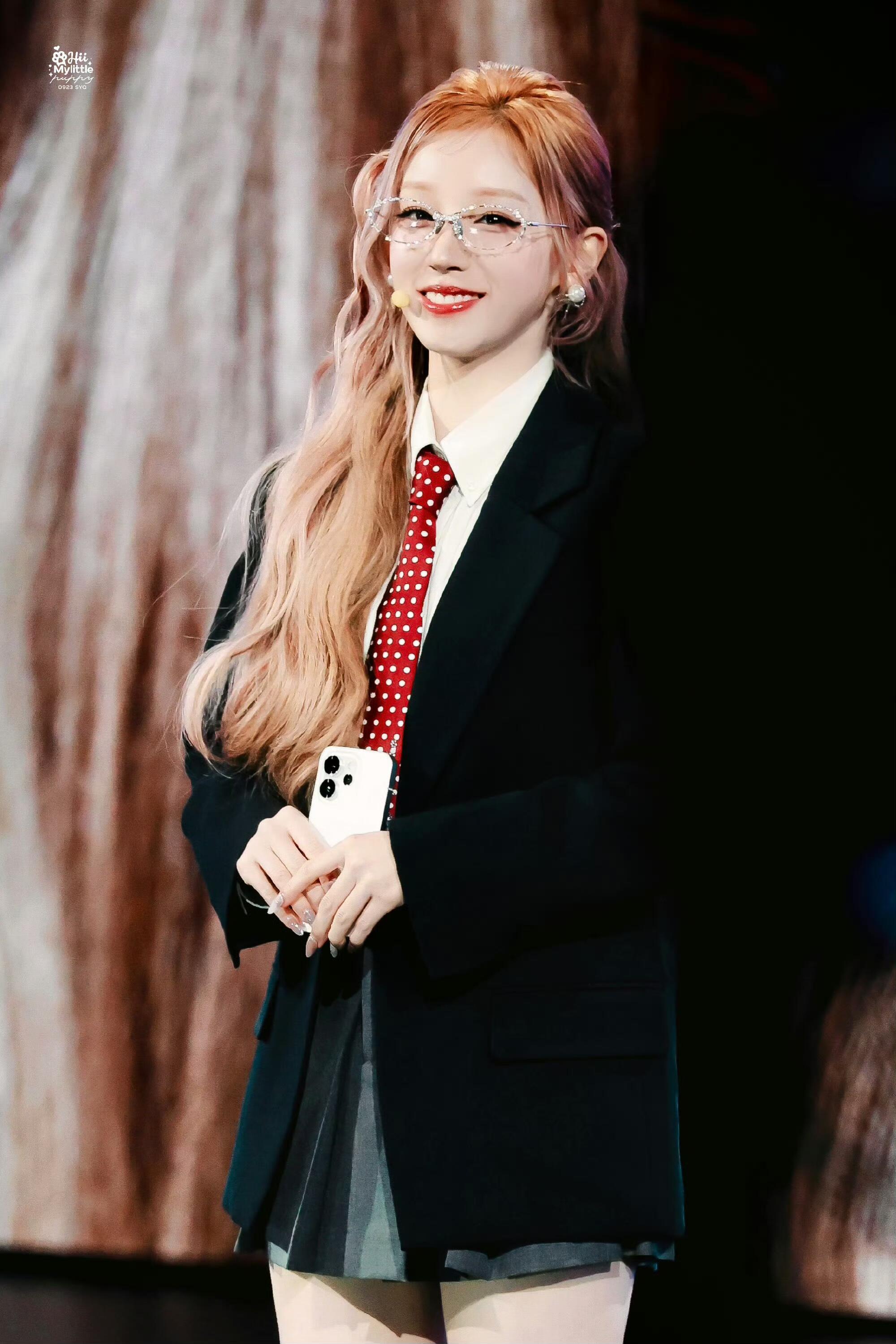 宋雨琦xOPPO新品发布会粉发眼镜杀‼️又甜又飒的舞台学姐