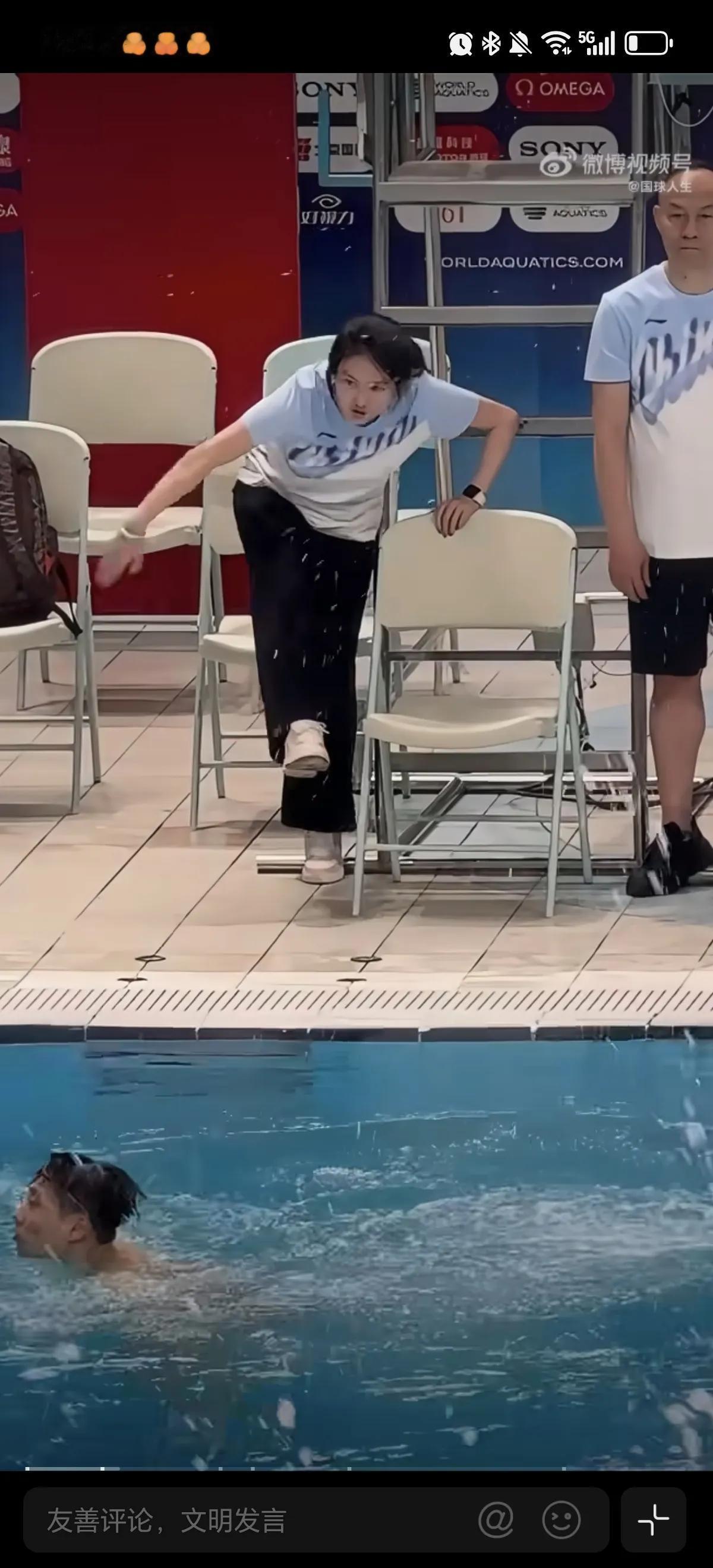 4月29日国家跳水队陈若琳教练，在水立方场地指导队员训练，在场边亲自做示范动作，