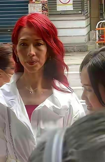 看到蔡少芬最新的照片，一堆人惊呼：怎么老成这样了？我看着那张脸，心里咯噔一下，但